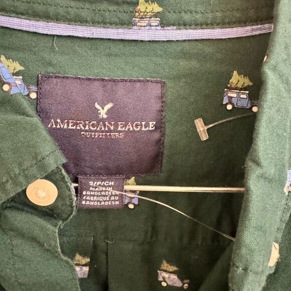 American Eagle Hunter Green Button Down Shirt Blue Car Christmas Trees Small NEW - Picture 3 of 6